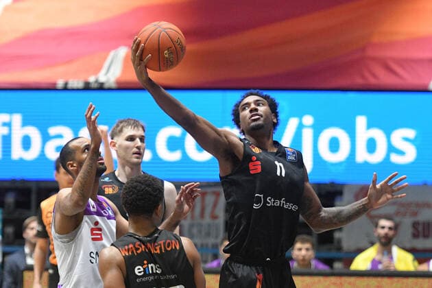 Isiaha Mike Niners Chemnitz on the ball, Eric Washington Niners Chemnitz in front and Akeem Vargas BG Goettingen li , Niners Chemnitz vs BG Goettingen, easycredit Basketball Bundesliga, 12 01 2022 Niners Chemnitz vs BG Goettingen, easycredit Basketball Bundesliga, 12 01 2022 Chemnitz Copyright: xBertxHarzer xEibner-xPressefotox