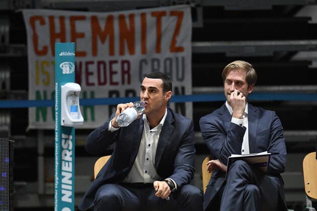 Roel Moors head coach, head coach, BG Goettingen left and Olivier Foucart assistant coach, assistant coach, BG Goettingen right , in the background the poster of the initiative Chemnitz is neither gray nor brown, Niners Chemnitz vs BG Goettingen, easycredit Basketball Bundesliga, 12 01 2022 Niners Chemnitz vs BG Goettingen, easycredit Basketball Bundesliga, 12 01 2022 Chemnitz Copyright: xBertxHarzer xEibner-xPressefotox