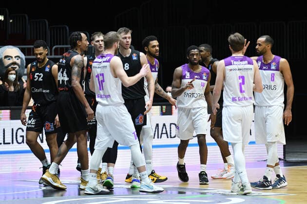 Both teams after the final whistle, Niners Chemnitz vs BG Goettingen, easycredit Basketball Bundesliga, 12 01 2022 Niners Chemnitz vs BG Goettingen, easycredit Basketball Bundesliga, 12 01 2022 Chemnitz Copyright: xBertxHarzer xEibner-xPressefotox