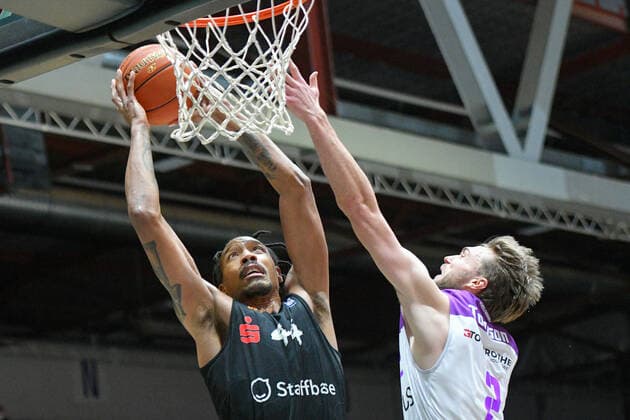 Darion Atkins Niners Chemnitz left and Jake Toolson BG Goettingen right , Niners Chemnitz vs BG Goettingen, easycredit Basketball Bundesliga, 12 01 2022 Niners Chemnitz vs BG Goettingen, easycredit Basketball Bundesliga, 12 01 2022 Chemnitz Copyright: xBertxHarzer xEibner-xPressefotox