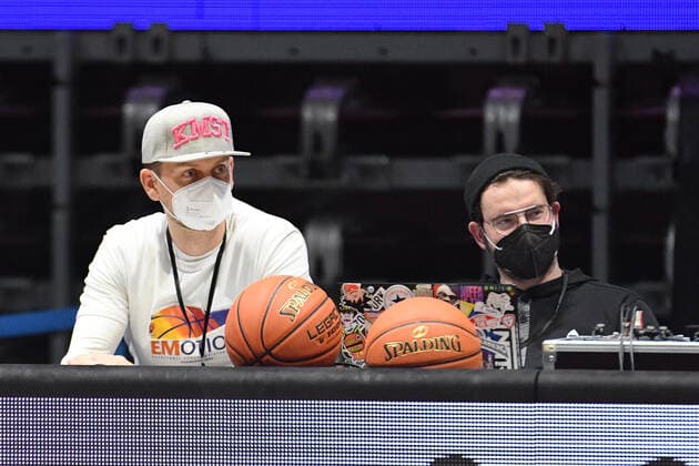 Two people with masks and basketballs, Niners Chemnitz vs BG Goettingen, easycredit Basketball Bundesliga, 12 01 2022 Niners Chemnitz vs BG Goettingen, easycredit Basketball Bundesliga, 12 01 2022 Chemnitz Copyright: xBertxHarzer xEibner-xPressefotox