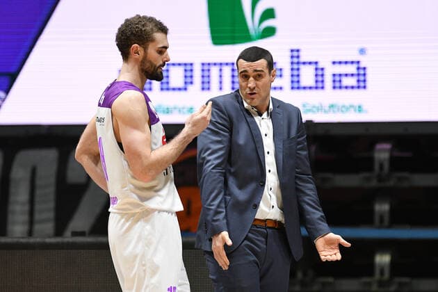 Harper Kamp BG Goettingen left and Roel Moors head coach, head coach, BG Goettingen right , Niners Chemnitz vs BG Goettingen, easycredit Basketball Bundesliga, 12 01 2022 Niners Chemnitz vs BG Goettingen, easycredit Basketball Bundesliga, 12 01 2022 Chemnitz Copyright: xBertxHarzer xEibner-xPressefotox