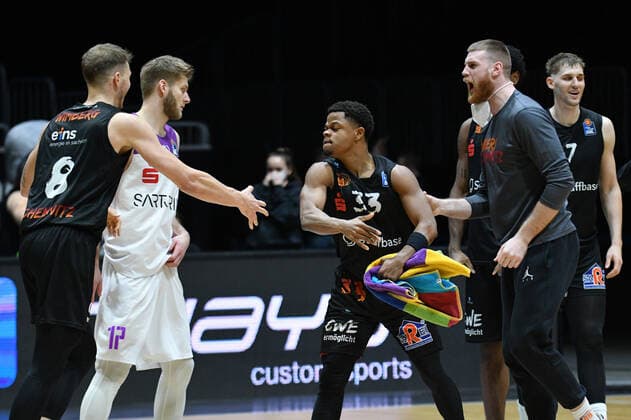 Team of Niners Chemnitz celebrates the victory, Eric Washington Niners Chemnitz center, Jan Niklas Wimberg Niners Chemnitz left , Niners Chemnitz vs BG Goettingen, easycredit Basketball Bundesliga, 12 01 2022 Niners Chemnitz vs BG Goettingen, easycredit Basketball Bundesliga, 12 01 2022 Chemnitz Copyright: xBertxHarzer xEibner-xPressefotox