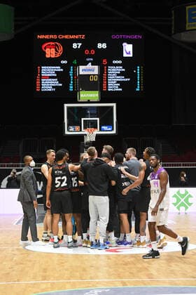 Team of Niners Chemnitz celebrates the victory, Kamar Baldwin BG Goettingen re , Niners Chemnitz vs BG Goettingen, easycredit Basketball Bundesliga, 12 01 2022 Niners Chemnitz vs BG Goettingen, easycredit Basketball Bundesliga, 12 01 2022 Chemnitz Copyright: xBertxHarzer xEibner-xPressefotox