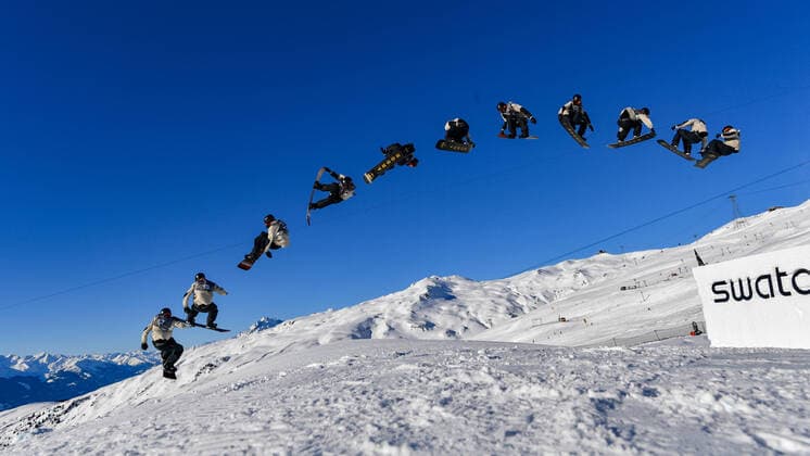 Bilder des Jahres 2022, Sport 01 Januar Sport Themen der Woche KW02 Sport Bilder des Tages SNOWBOARD - FIS WC Laax LAAX,SWITZERLAND,13.JAN.22 - SNOWBOARDING - FIS World Cup, slopestyle qualification, men. Image shows a feature of Niek van der Velden (NED).  GEPAxpictures xOliverxLerch