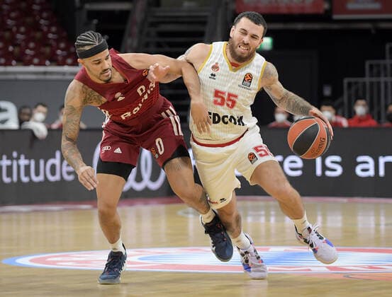 13 01 2022, xemx, Basketball Euroleague, FC Bayern Muenchen AS Monaco emspor, v l Nick Weiler Babb FC Bayern Basketball , Mike James AS Monaco Muenchen