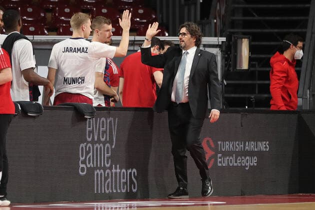 Andrea Trinchieri Bayern Basketball, head coach high-fives his players GER, FC Bayern Basketball vs AS Monaco, basketball, EuroLeague, 2021 2022 season, 13 01 2022, GER, FC Bayern Basketball vs AS Monaco, basketball, EuroLeague, 2021 2022 season, 13 01 2022 Munich, Germany Copyright: xEIBNER MarcelxEngelbrechtx EP_EER