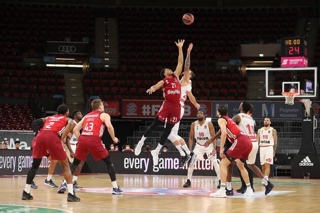 Augustine Rubit Bayern Basketball, 21 and Donatas Motiejunas AS Monaco, 20 at jump ball GER, FC Bayern Basketball vs AS Monaco, Basketball, EuroLeague, 2021 2022 season, 13 01 2022, GER, FC Bayern Basketball vs AS Monaco, Basketball, EuroLeague, 2021 2022 season, 13 01 2022 Munich. Copyright: xEIBNER MarcelxEngelbrechtx EP_EER
