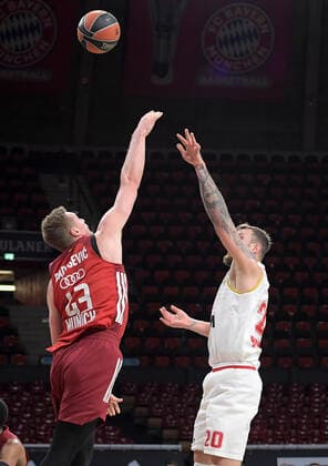 13 01 2022, xemx, Basketball Euroleague, FC Bayern Muenchen AS Monaco emspor, v l Leon Radosevic FC Bayern Basketball , Donatas Motiejunas AS Monaco Muenchen