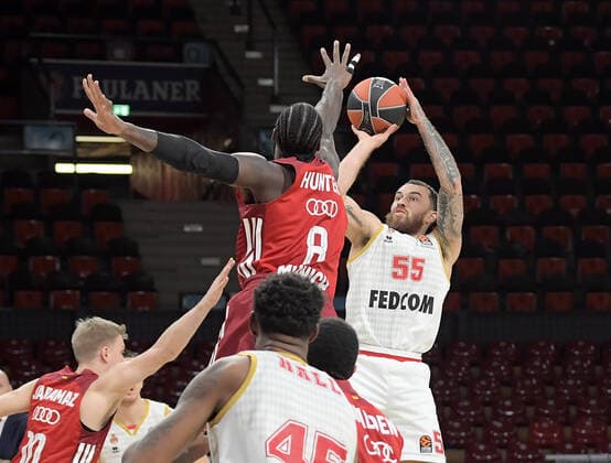 13 01 2022, xemx, basketball euroleague, FC Bayern Muenchen AS Monaco emspor, v l Othello Hunter FC Bayern Basketball , Mike James AS Monaco Muenchen