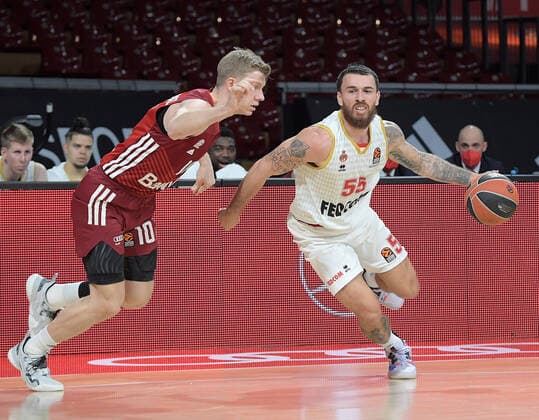 13 01 2022, xemx, Basketball Euroleague, FC Bayern Muenchen AS Monaco emspor, v l Ognjen Jaramaz FC Bayern Basketball , Mike James AS Monaco Muenchen