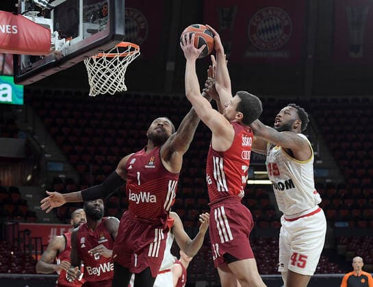 13 01 2022, xemx, Basketball Euroleague, FC Bayern Muenchen AS Monaco emspor, v l Deshaun Thomas FC Bayern Basketball , Zan Mark Sisko FC Bayern Basketball , Donta Hall AS Monaco Muenchen