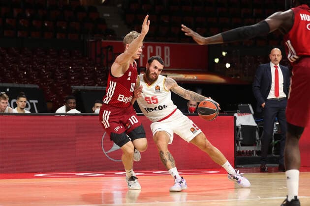 Duel between Ognjen Jaramaz Bayern Basketball, 10 and Mike James AS Monaco, 55 GER, FC Bayern Basketball vs AS Monaco, Basketball, EuroLeague, Season 2021 2022, 13 01 2022, GER, FC Bayern Basketball vs AS Monaco, Basketball, EuroLeague, Season 2021 2022, 13 01 2022 Muenchen Copyright: xEIBNER MarcelxEngelbrechtx EP_EER