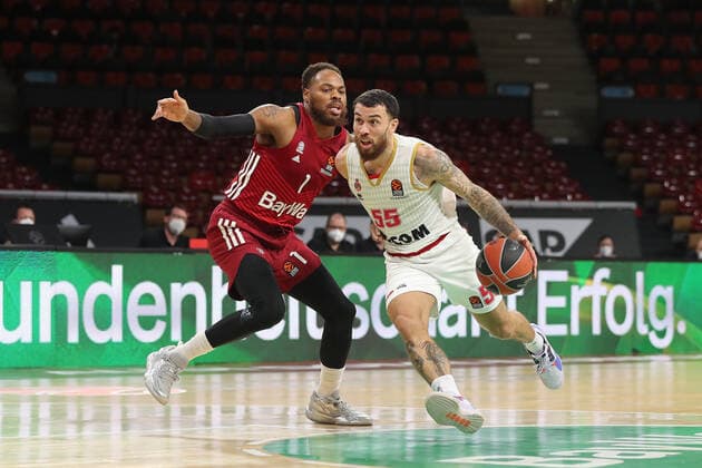 Deshaun Thomas Bayern basketball, 1 and Mike James AS Monaco, 55 in duel GER, FC Bayern basketball vs AS Monaco, basketball, EuroLeague, 2021 2022 season, 13 01 2022, GER, FC Bayern basketball vs AS Monaco, basketball, EuroLeague, 2021 2022 season, 13 01 2022 Muenchen Copyright: xEIBNER MarcelxEngelbrechtx EP_EER