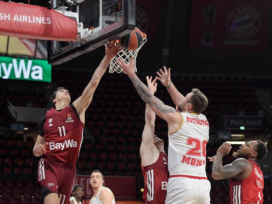 13 01 2022, xemx, Basketball Euroleague, FC Bayern Muenchen AS Monaco emspor, v l Vladimir Lucic FC Bayern Basketball , Zan Mark Sisko FC Bayern Basketball , Donatas Motiejunas AS Monaco Muenchen