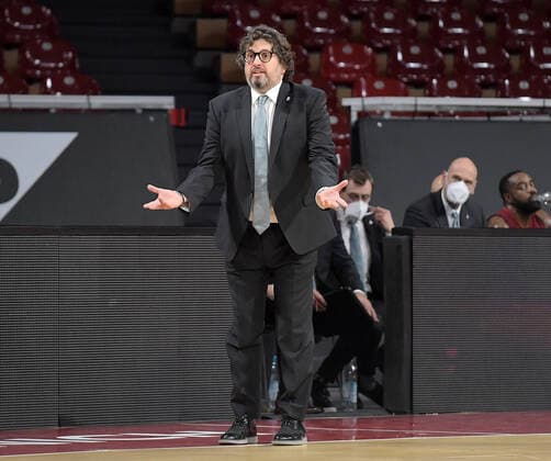 13 01 2022, xemx, basketball euroleague, FC Bayern Muenchen AS Monaco emspor, v l head coach Andrea Trinchieri FC Bayern Basketball gives instructions, gestures with arms, gesticulate, gives instructions Muenchen