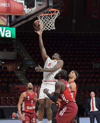 13 01 2022, xemx, Basketball Euroleague, FC Bayern Muenchen AS Monaco emspor, v l Dwayne Bacon AS Monaco , Othello Hunter FC Bayern Basketball , Nick Weiler Babb FC Bayern Basketball Muenchen