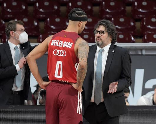 13 01 2022, xemx, basketball euroleague, FC Bayern Muenchen AS Monaco emspor, v l Nick Weiler Babb FC Bayern Basketball , head coach Andrea Trinchieri FC Bayern Basketball gives instructions, gestures with arms, gesticulate, gives instructions Muenchen