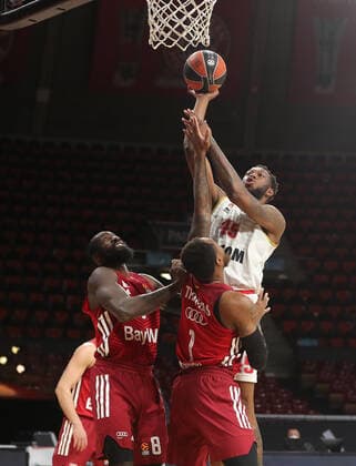 Othello Hunter Bayern Basketball, 8 and Deshaun Thomas Bayern Basketball, 1 cant stop Donta Hall AS Monaco, 45 from shooting GER, FC Bayern Basketball vs AS Monaco, Basketball, EuroLeague, 2021 2022 season, 13 01 2022, GER, FC Bayern Basketball vs AS Monaco, Basketball, EuroLeague, 2021 2022 season, 13 01 2022 Muenchen Copyright: xEIBNER MarcelxEngelbrechtx EP_EER