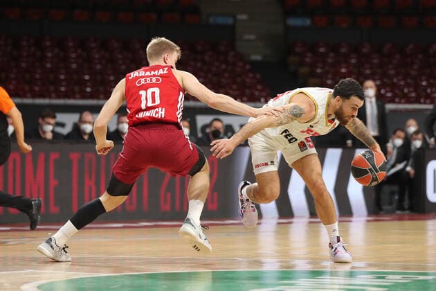 Duel between Ognjen Jaramaz Bayern Basketball, 10 and Mike James AS Monaco, 55 GER, FC Bayern Basketball vs AS Monaco, Basketball, EuroLeague, Season 2021 2022, 13 01 2022, GER, FC Bayern Basketball vs AS Monaco, Basketball, EuroLeague, Season 2021 2022, 13 01 2022 Muenchen Copyright: xEIBNER MarcelxEngelbrechtx EP_EER