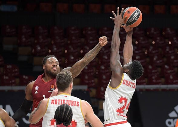 13 01 2022, xemx, Basketball Euroleague, FC Bayern Muenchen AS Monaco emspor, v l Deshaun Thomas FC Bayern Basketball , Yakuba Ouattara AS Monaco Muenchen