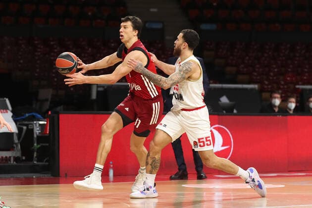 Vladimir Lucic Bayern Basketball, 11 claims the ball against Mike James AS Monaco, 55 GER, FC Bayern Basketball vs AS Monaco, Basketball, EuroLeague, 2021 2022 season, 13 01 2022, GER, FC Bayern Basketball vs AS Monaco, Basketball, EuroLeague, 2021 2022 season, 13 01 2022 Muenchen Copyright: xEIBNER MarcelxEngelbrechtx EP_EER