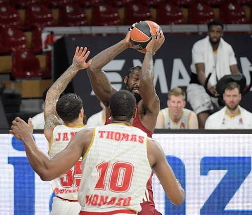 13 01 2022, xemx, Basketball Euroleague, FC Bayern Muenchen AS Monaco emspor, v l Mike James AS Monaco , Othello Hunter FC Bayern Basketball , Will Thomas AS Monaco Muenchen
