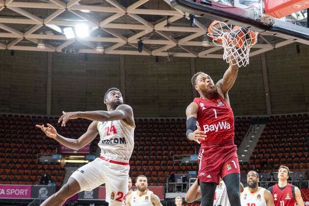 Yakuba Ouattara 24 AS Monaco Basket , Thomas Deshaun 1 FC Bayern , dunk, FC Bayern Basketball vs AS Monaco Basket, Euroleague, 13 01 2022 Muenchen Bayern Germany Copyright: xkolbert-press UlrichxGamelx