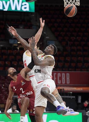 13 01 2022, xemx, Basketball Euroleague, FC Bayern Muenchen AS Monaco emspor, v l Corey Walden FC Bayern Basketball , Mike James AS Monaco , Dwayne Bacon AS Monaco Muenchen