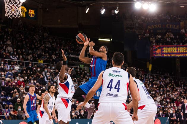 January 13, 2022, Barcelona, Barcelona, Spain: Brandon Davies of FC Barcelona, Barca in action during the Turkish Airlines EuroLeague match between FC Barcelona and Anadolu Efes Istanbul at Palau Blaugrana on January 13, 2022 in Barcelona, Spain. Barcelona Spain - ZUMAa181 20220113_zaa_a181_266 Copyright: xJavierxBorregox