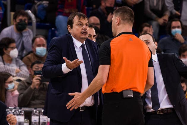 Sport Bilder des Tages January 13, 2022, Barcelona, Barcelona, Spain: Ergin Ataman, Head coach of Anadolu Efes Istanbul gestures during the Turkish Airlines EuroLeague match between FC Barcelona, Barca and Anadolu Efes Istanbul at Palau Blaugrana on January 13, 2022 in Barcelona, Spain. Barcelona Spain - ZUMAa181 20220113_zaa_a181_257 Copyright: xJavierxBorregox