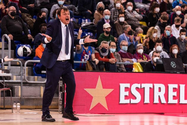 January 13, 2022, Barcelona, Barcelona, Spain: Ergin Ataman, Head coach of Anadolu Efes Istanbul gestures during the Turkish Airlines EuroLeague match between FC Barcelona, Barca and Anadolu Efes Istanbul at Palau Blaugrana on January 13, 2022 in Barcelona, Spain. Barcelona Spain - ZUMAa181 20220113_zaa_a181_253 Copyright: xJavierxBorregox