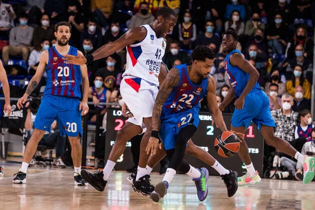 January 13, 2022, Barcelona, Barcelona, Spain: Cory Higgins of FC Barcelona, Barca in action against Bryant Dunston of Anadolu Efes Istanbul during the Turkish Airlines EuroLeague match between FC Barcelona and Anadolu Efes Istanbul at Palau Blaugrana on January 13, 2022 in Barcelona, Spain. Barcelona Spain - ZUMAa181 20220113_zaa_a181_245 Copyright: xJavierxBorregox
