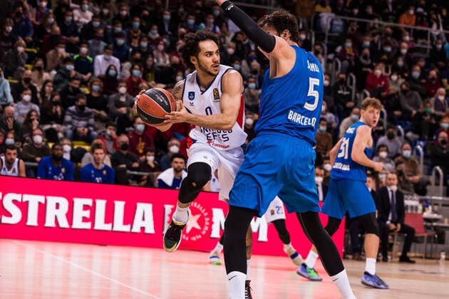 January 13, 2022, Barcelona, Barcelona, Spain: Shane Larkin of Anadolu Efes Istanbul in action against Serta Sanli of FC Barcelona, Barca during the Turkish Airlines EuroLeague match between FC Barcelona and Anadolu Efes Istanbul at Palau Blaugrana on January 13, 2022 in Barcelona, Spain. Barcelona Spain - ZUMAa181 20220113_zaa_a181_230 Copyright: xJavierxBorregox