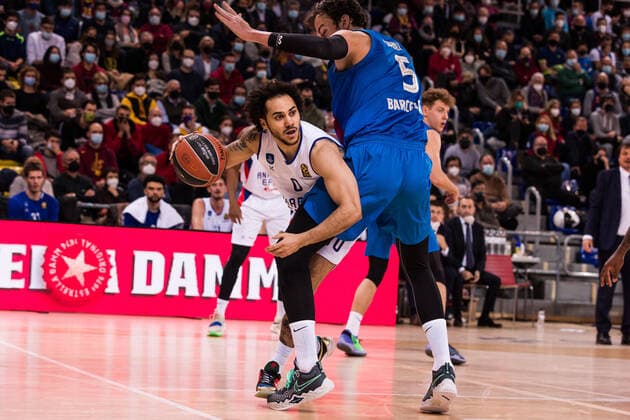 Sport Bilder des Tages January 13, 2022, Barcelona, Barcelona, Spain: Shane Larkin of Anadolu Efes Istanbul in action against Serta Sanli of FC Barcelona, Barca during the Turkish Airlines EuroLeague match between FC Barcelona and Anadolu Efes Istanbul at Palau Blaugrana on January 13, 2022 in Barcelona, Spain. Barcelona Spain - ZUMAa181 20220113_zaa_a181_229 Copyright: xJavierxBorregox