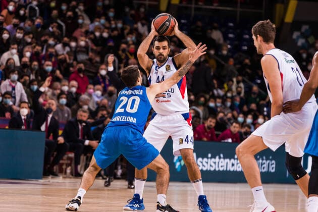 January 13, 2022, Barcelona, Barcelona, Spain: Krunoslav Simon of Anadolu Efes Istanbul in action against Nico Laprovittola of FC Barcelona, Barca during the Turkish Airlines EuroLeague match between FC Barcelona and Anadolu Efes Istanbul at Palau Blaugrana on January 13, 2022 in Barcelona, Spain. Barcelona Spain - ZUMAa181 20220113_zaa_a181_205 Copyright: xJavierxBorregox