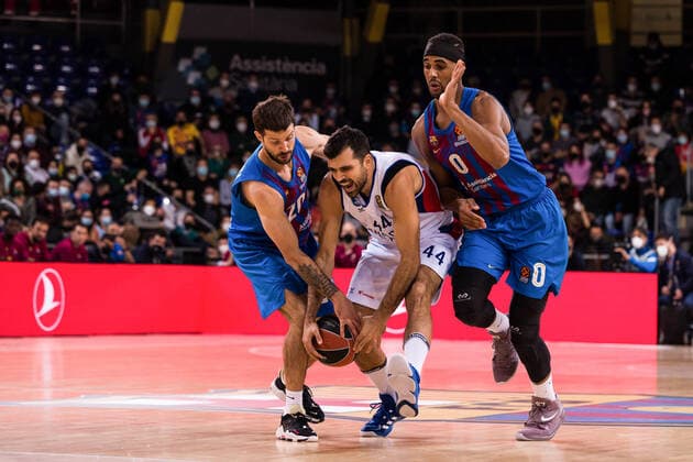 January 13, 2022, Barcelona, Barcelona, Spain: Krunoslav Simon of Anadolu Efes Istanbul in action against Nico Laprovittola and Brandon Davies of FC Barcelona, Barca during the Turkish Airlines EuroLeague match between FC Barcelona and Anadolu Efes Istanbul at Palau Blaugrana on January 13, 2022 in Barcelona, Spain. Barcelona Spain - ZUMAa181 20220113_zaa_a181_204 Copyright: xJavierxBorregox