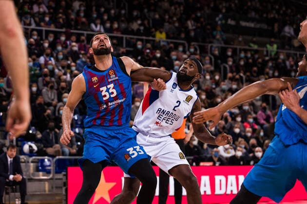 January 13, 2022, Barcelona, Barcelona, Spain: Chris Singleton of Anadolu Efes Istanbul fights for the ball with Nikola Mirotic of FC Barcelona, Barca during the Turkish Airlines EuroLeague match between FC Barcelona and Anadolu Efes Istanbul at Palau Blaugrana on January 13, 2022 in Barcelona, Spain. Barcelona Spain - ZUMAa181 20220113_zaa_a181_219 Copyright: xJavierxBorregox