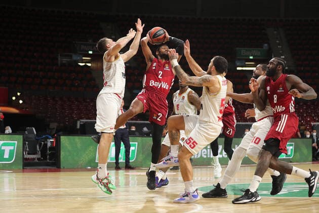 Danilo Andjusic AS Monaco, 33 and Mike James AS Monaco, 55 try to block Corey Walden Bayern basketball, 2 GER, FC Bayern basketball vs AS Monaco, basketball, EuroLeague, 2021 2022 season, 13 01 2022, GER, FC Bayern basketball vs AS Monaco, basketball, EuroLeague, 2021 2022 season, 13 01 2022 Muenchen Copyright: xEIBNER MarcelxEngelbrechtx EP_EER
