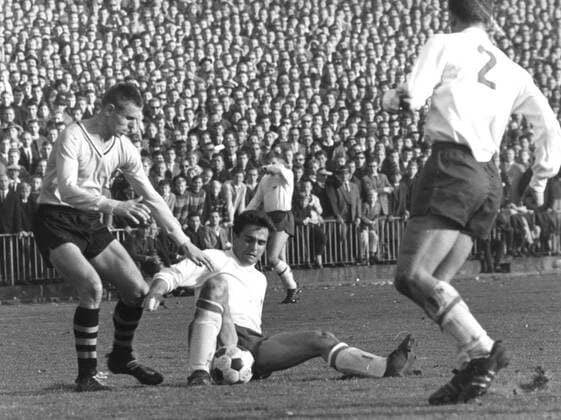 Borussia Dortmund Hertha BSC Berlin 7 1 19 10 1963 left Timo Konietzka BVB In the background many spectators HM
