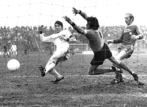 FC Schalke 04 Karlsruher SC 6 2 27 03 1976 Goal by Klaus Fischer Schalke against goalkeeper Rudolf Wimmer KSC Only for journalistic use Only for editorial use HM