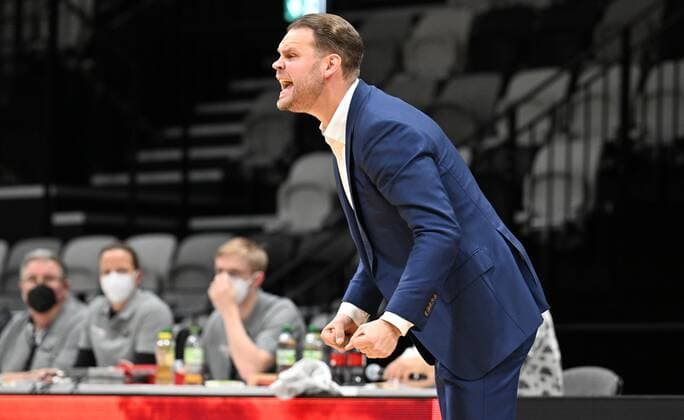 14 01 2022 basketball season 2021 2022 2 Bundesliga Pro A 19 matchday Nürnberg Falcons Basketball Club NBC RASTA Vechta Vytautas Buzas coach head coach Nürnberg Falcons BC NBC clenches fist fists and shouts shouts