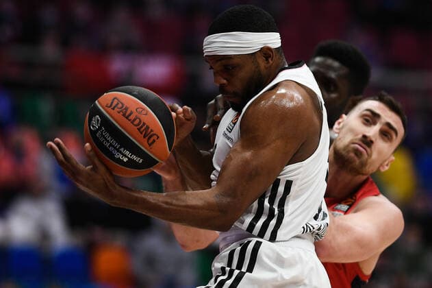 Russia Basketball Euroleague CSKA - ASVEL 6741797 14.01.2022 ASVEL s Marcos Knight. left, and CSKA s Nikola Milutinov struggle for the ball during the Euroleague basketball match between CSKA Moscow and ASVEL Villeurbanne, in Moscow, Russia. Vladimir Astapkovich Sputnik Moscow Russia  Copyright: xVladimirxAstapkovichx