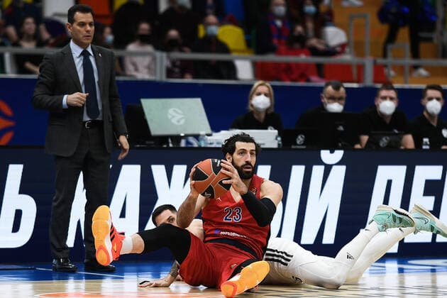 Russia Basketball Euroleague CSKA - ASVEL 6741780 14.01.2022 CSKA s Tornike Shengelia struggles for the ball during the Euroleague basketball match between CSKA Moscow and ASVEL Villeurbanne, in Moscow, Russia. Vladimir Astapkovich Sputnik Moscow Russia  Copyright: xVladimirxAstapkovichx