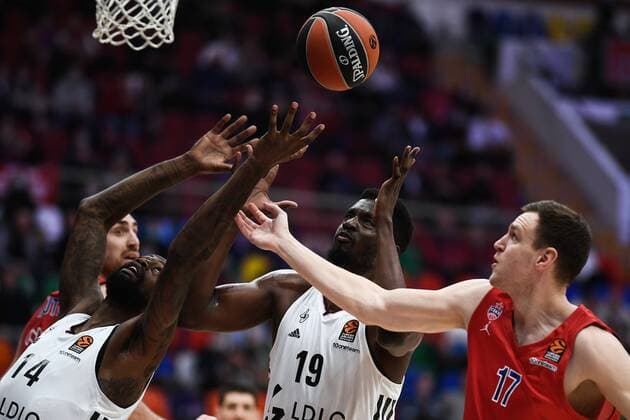 Russia Basketball Euroleague CSKA - ASVEL 6741776 14.01.2022 From right, CSKA s Johannes Voigtmann, ASVEL s Youssoupha Fall, and ASVEL s James Gist struggle for the ball during the Euroleague basketball match between CSKA Moscow and ASVEL Villeurbanne, in Moscow, Russia. Vladimir Astapkovich Sputnik Moscow Russia  Copyright: xVladimirxAstapkovichx