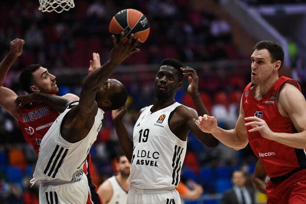 Russia Basketball Euroleague CSKA - ASVEL 6741774 14.01.2022 From right, CSKA s Johannes Voigtmann, ASVEL s Youssoupha Fall, and ASVEL s James Gist struggle for the ball during the Euroleague basketball match between CSKA Moscow and ASVEL Villeurbanne, in Moscow, Russia. Vladimir Astapkovich Sputnik Moscow Russia  Copyright: xVladimirxAstapkovichx