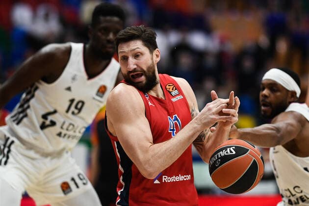 Russia Basketball Euroleague CSKA - ASVEL 6741771 14.01.2022 CSKA s Nikita Kurbanov, right, and ASVEL s Youssoupha Fall, struggle for the ball during the Euroleague basketball match between CSKA Moscow and ASVEL Villeurbanne, in Moscow, Russia. Vladimir Astapkovich Sputnik Moscow Russia  Copyright: xVladimirxAstapkovichx