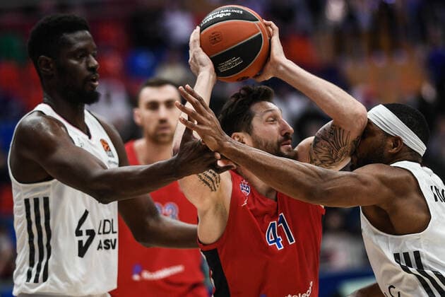 Russia Basketball Euroleague CSKA - ASVEL 6741773 14.01.2022 CSKA s Nikita Kurbanov struggles for the ball during the Euroleague basketball match between CSKA Moscow and ASVEL Villeurbanne, in Moscow, Russia. Vladimir Astapkovich Sputnik Moscow Russia  Copyright: xVladimirxAstapkovichx