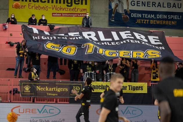 The fan block of the Tigers Tuebingen Tigers Tuebingen vs Kirchheim Knights, 2 Basketball Bundesliga, Pro A, Barmer 2 Basketball, 19 Spieltag , Spielzeit 2021 2022, 14 01 2022 Tigers Tuebingen vs Kirchheim Knights, 2 Basketball Bundesliga, Pro A, Barmer 2 Basketball, 19 Spieltag , Spielzeit 2021 2022, 14 01 2022 Tuebingen Copyright: xNinaxSanderx xEibnerxPressefotox EP_NSR