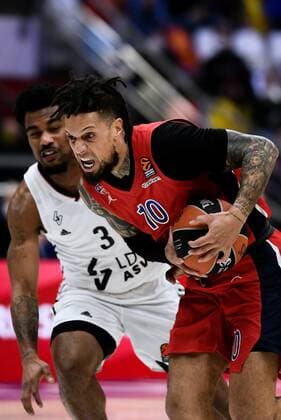 Russia Basketball Euroleague CSKA - ASVEL 6741765 14.01.2022 CSKA s Daniel Hackett, right, and ASVEL s Chris Jones struggle for the ball during the Euroleague basketball match between CSKA Moscow and ASVEL Villeurbanne, in Moscow, Russia. Vladimir Astapkovich Sputnik Moscow Russia  Copyright: xVladimirxAstapkovichx